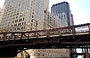 CHICAGO RIVER. Attraversiamo il ponte di Washington Boulevard oltre il quale si intravede il massiccio Civic Opera Building