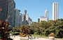 CHICAGO. In Grant Park, di fronte all'Auditorium osserviamo i grattacieli della città