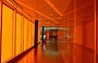 THE McCORMICK TRIBUNE CAMPUS CENTER. Arancio energizzante, enfatizzato dalla luce solare, per i corridoi del campus