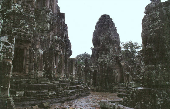 ANGKOR - Il Bayon - secondo livello da cui si accede al terzo piano a pianta circolare: i numerosi volti di Avalokiteshvara