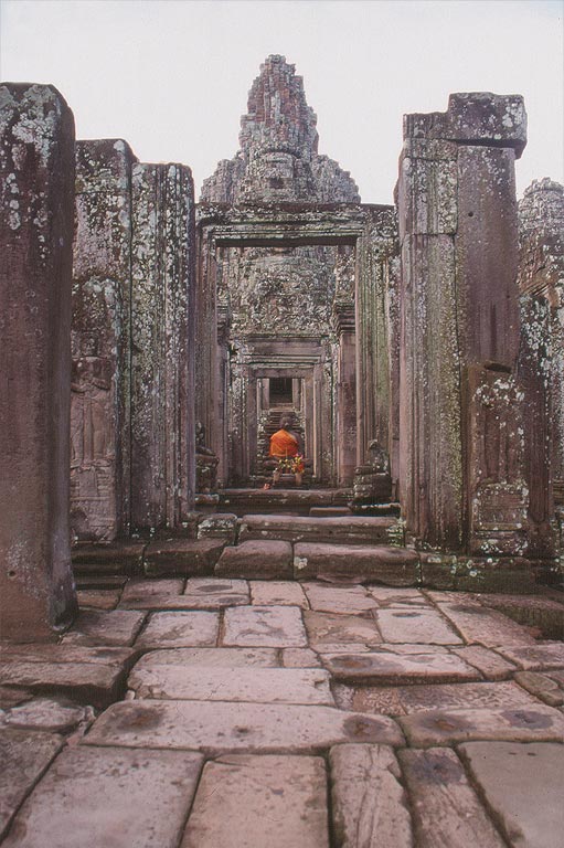ANGKOR - Il Bayon - Monaci nel Wat