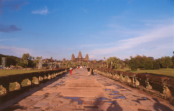 ANGKOR - Il caratteristico profilo di Angkor Wat, simbolo nazionale, al tramonto