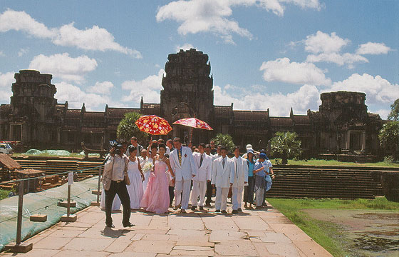 ANGKOR - Matrimonio davanti ad Angkor Wat