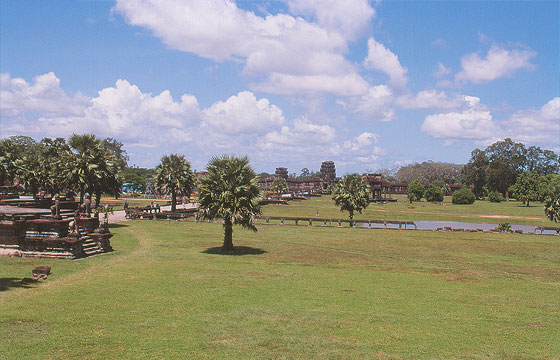 ANGKOR - Angkor Wat - veduta generale verso la spianata con le vasche rituali, delimitata da una balaustra a forma di naga