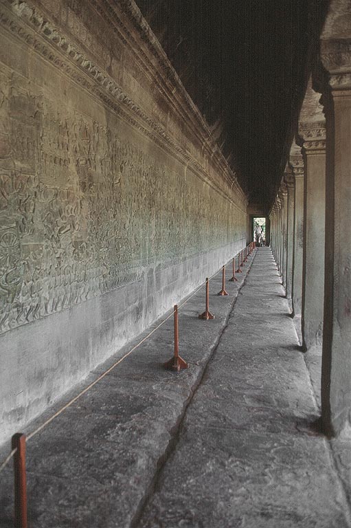 ANGKOR - Angkor Wat - la galleria esterna si estende per 800 metri con una serie di bassorilievi che illustrano temi epici
