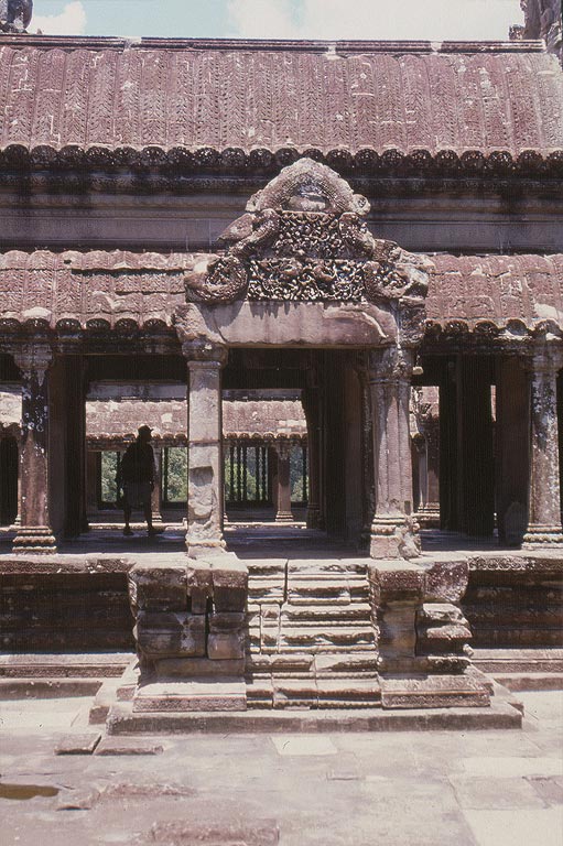 ANGKOR - Le ricche decorazioni del tempio centrale di Angkor Wat