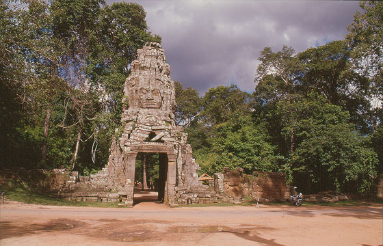 ANGKOR - Ta Prohm - la porta di ingresso 