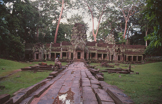 ANGKOR - Ta Prohm - ingresso ovest poco prima del tramonto senza più turisti