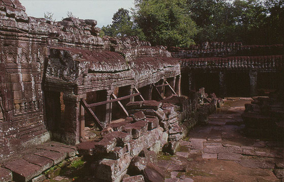 ANGKOR - Ta Prohm - corridoi e porticati pericolanti