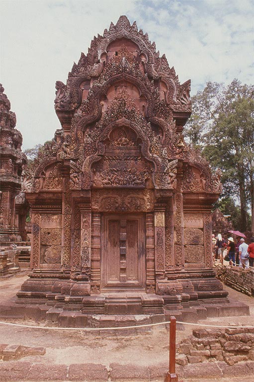 ANGKOR - La biblioteca riccamente decorata del tempio Banteay Srei