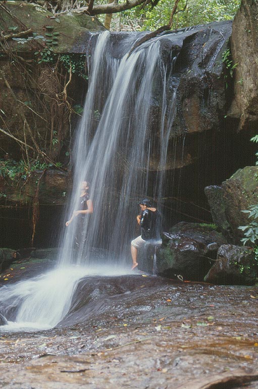 ANGKOR - Kbal Spean - io e una donna cambogiana facciamo il bagno sotto la cascata rigorosamente vestite
