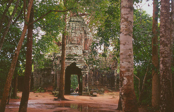 ANGKOR - Ta Som - il gopura orientale verso la zona centrale del tempio con il volto di Avalokiteshvara