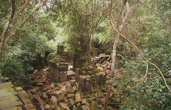 ANGKOR - Beng Mealea - la torre centrale completamente caduta