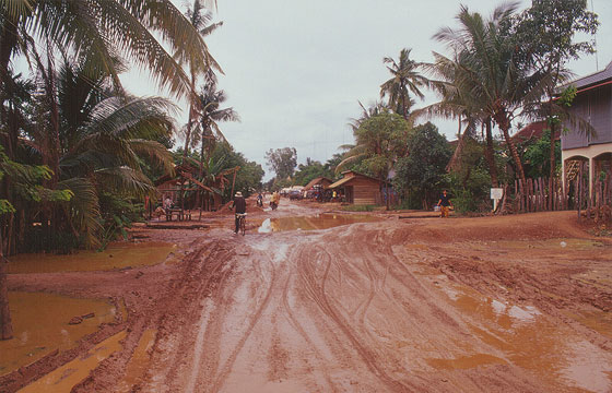 ANGKOR  - Da Beng Mealea a Dam Nek - villaggi attraversati da strade in terra battuta 