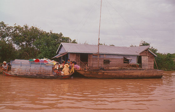 VILLAGGIO GALLEGGIANTE DI CHONG KNEAS - Rifornimento viveri