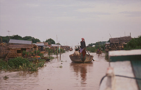 CHONG KNEAS - Il lento procedere sul fiume 