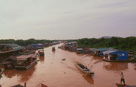 DINTORNI DI SIEM REAP - Il villaggio galleggiante di Chong Kneas visto dall'alto, dalla terrazza del bar/negozio con il Centro per l'ambiente Gecko (con materiale informativo sulla flora e sulla fauna e sulle comunità che abitano le sponde del lago). 