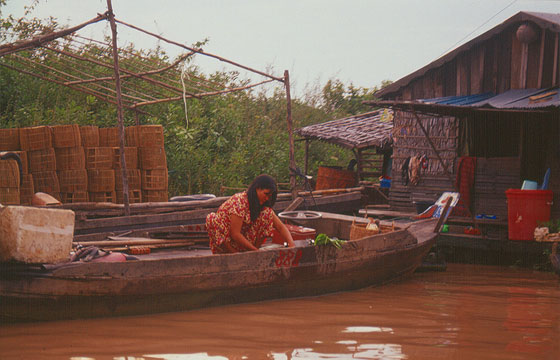 VILLAGGIO GALLEGGIANTE DI CHONG KNEAS - Scene di vita quotidiana al tramonto