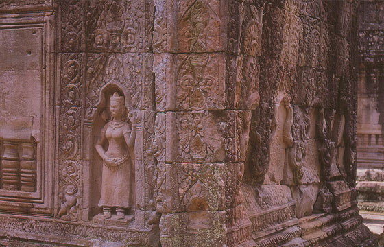 ANGKOR - I rilievi che raffigurano gli essai e le apsara nel tempio di Preah Khan