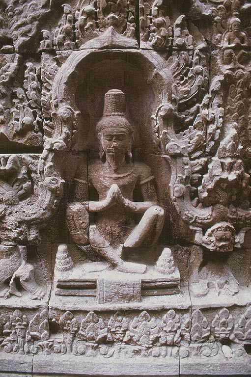 ANGKOR - Preah Khan - gli eleganti rilievi che raffigurano gli essai e le apsara