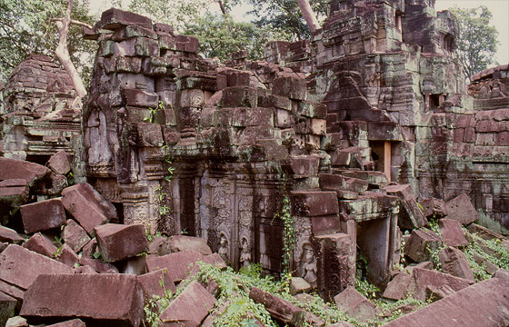 ANGKOR - Preah Khan - i passaggi ostacolati dai pesanti blocchi di pietra crollati
