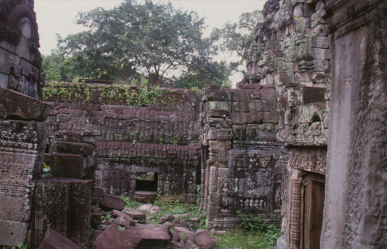 ANGKOR - Preah Khan - i padiglioni e le gallerie decorate con bassorilievi e sculture ricoperte di muschi e licheni 