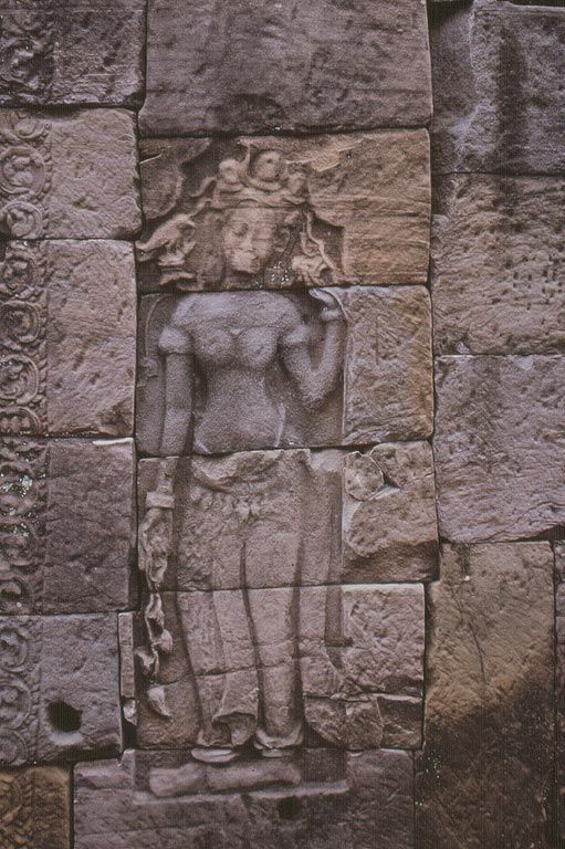 ANGKOR - Preah Khan - eleganti bassorilievi raffigurano le apsara  