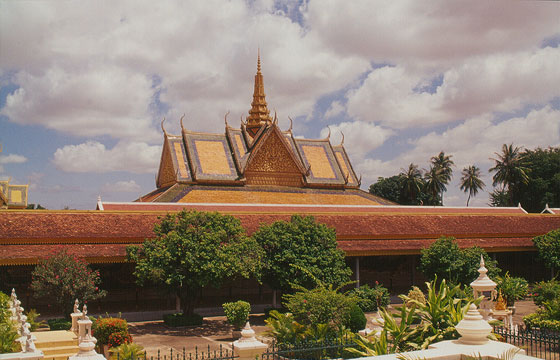 PHNOM PENH  - Pagoda d'Argento - i bei colori sulle tonalità dell'oro esaltati da una splendida giornata di sole