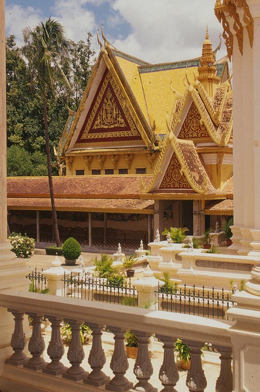 PAGODA D'ARGENTO - I vivaci colori sulle tonalità dell'oro della copertura 