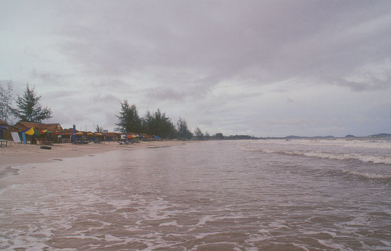 SIHANOUKVILLE - Occheuteal Beach - lo spirito malinconico e meditativo del mare in una giornata di pioggia