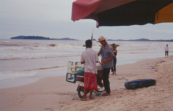 SIHANOUKVILLE - Occheuteal Beach - l'organizzato venditore ambulante con motorino