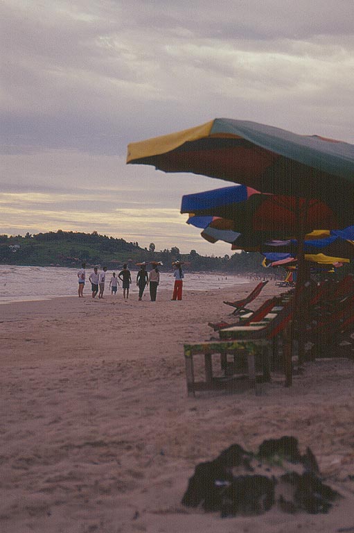 SIHANOUKVILLE - Occheuteal Beach - giovani ragazze con i cesti sulla testa offrivano prodotti vari
