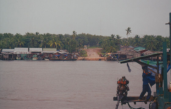 VERSO LA THAILANDIA - DA SIHANOUKVILLE A HAT LEK - Secondo fiume: verso le montagne della provincia di Koh Kong