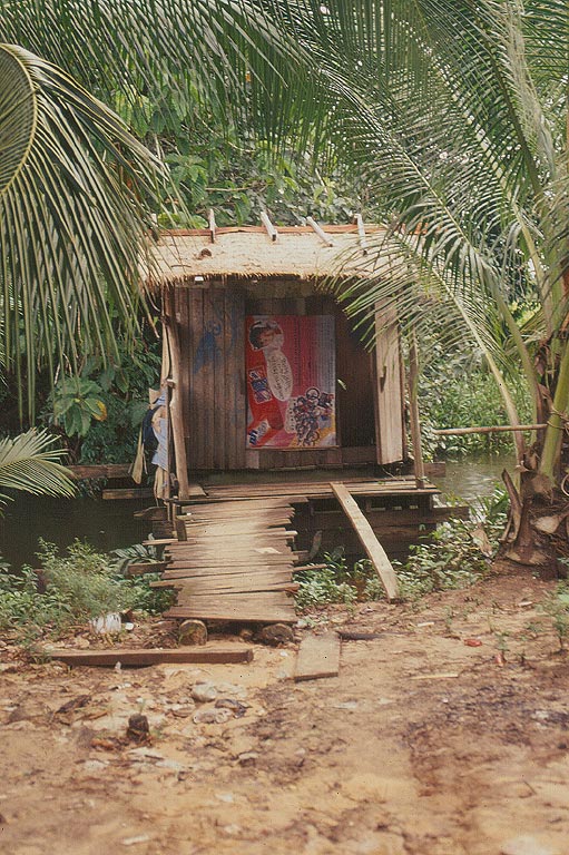 DA SIHANOUKVILLE A HAT LEK - Secondo fiume: un caratteristico servizio igienico di un ristoro