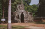 ANGKOR. Banteay Kdei e Sras Srang - porta di accesso con uno dei motivi preferiti di Jayavarman VII: i volti di Avalokiteshvara