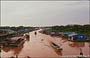 DINTORNI DI SIEM REAP. Il villaggio galleggiante di Chong Kneas visto dall'alto, dalla terrazza del bar/negozio con il Centro per l'ambiente Gecko (con materiale informativo sulla flora e sulla fauna e sulle comunità che abitano le sponde del lago). 