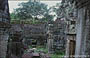 ANGKOR. Preah Khan - i padiglioni e le gallerie decorate con bassorilievi e sculture ricoperte di muschi e licheni 