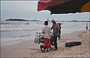 SIHANOUKVILLE. Occheuteal Beach - l'organizzato venditore ambulante con motorino