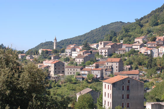 L'ALTA ROCCA - Un paesaggio di fitti boschi e villaggi in pietra abbarbicati su cenge rocciose - in foto il villaggio di Levie