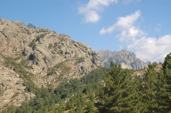 L'ALTA ROCCA - Proseguendo verso il Col de Bavella ci fermiamo ad ammirare il paesaggio