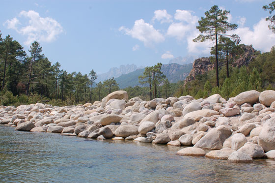 L'ALTA ROCCA - Il Solenzara e sullo sfondo le cime delle Aiguilles de Bavella