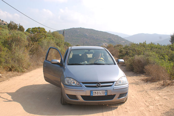 CORSICA DEL SUD - Percorriamo lentamente in auto il sentiero sconnesso di 6 km che porta a Plage de Tra Licettu