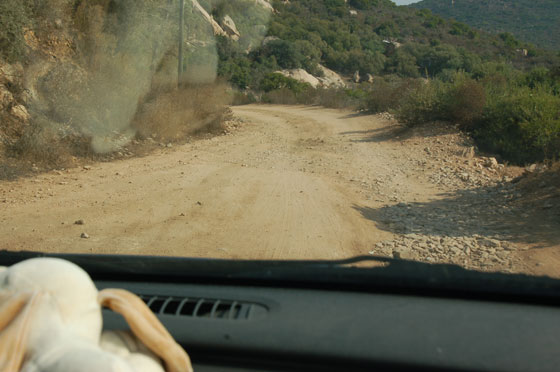 CORSICA DEL SUD - Verso Plage de Tra Licettu: il sentiero visto dall'auto