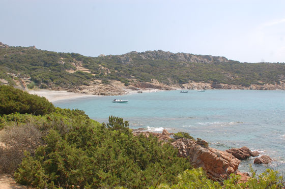 PLAGE D'ARGENTO - Ammiriamo la deliziosa baia dal sentiero tra le rocce e la macchia mediterranea