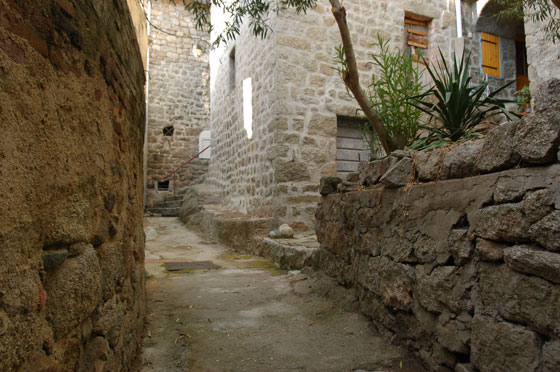 SARTENE - Percorriamo le strette stradine della città vecchia tra case e muri in granito