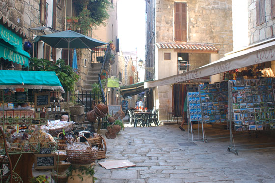  LA COSTA DEL SUD-OVEST - Sartène, dal cuore medievale, si erge al centro di una campagna serena, ottimo preludio ai litorali selvaggi di Roccapina e alle bianche scogliere di Bonifacio