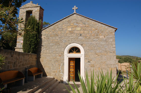 SERRA DI FERRO - La piccola cappella del villaggio adagiato su una collina proprio sopra il Golfo di Valinco
