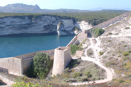 BONIFACIO - Batterie St Antoine: si percorrono le fortificazioni stratificate in varie epoche, fino alle panoramiche batterie che orlano la punta estrema del promontorio a guardia delle Bocche di Bonifacio