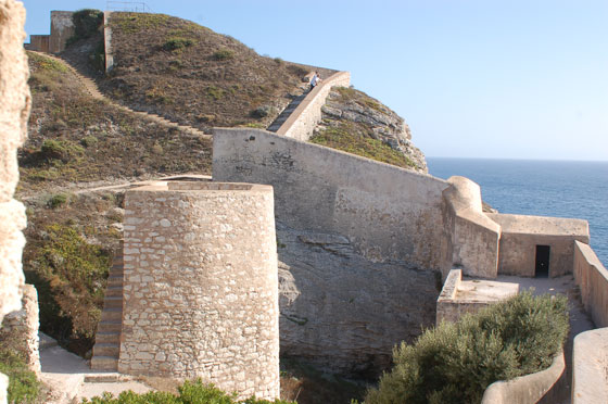 BONIFACIO - Dalla punta del promontorio, l'esplanade de St Francois con la chiesa di St Francois e il cimitero marino, si ammira uno splendido panorama della falesia fino a Capo Pertusato