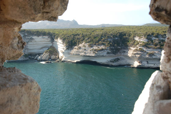 BONIFACIO - Dal chemin de ronde, la promenade medievale cuore delle fortificazioni della città, vista sul Goulet di Bonifacio e sulle spiagge della città Plage de l'Arinella e Plage de la Catena 